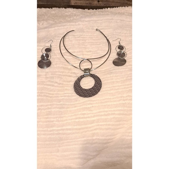 Circle Choker Necklace with earrings set. - Picture 1 of 4